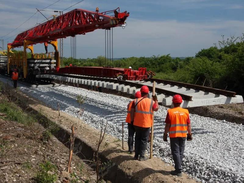 Укладка рельсошпальной решётки путеукладочным краном